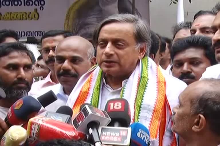 Shashi Tharoor  Congress president election  senior leaders in kerala are taking sides  kerala  കോൺഗ്രസ് അധ്യക്ഷ തിരഞ്ഞെടുപ്പ്  ശശി തരൂർ  കേരളത്തിലെ മുതിർന്ന നേതാക്കൾ പക്ഷം പിടിക്കുന്നു  കെപിസിസി