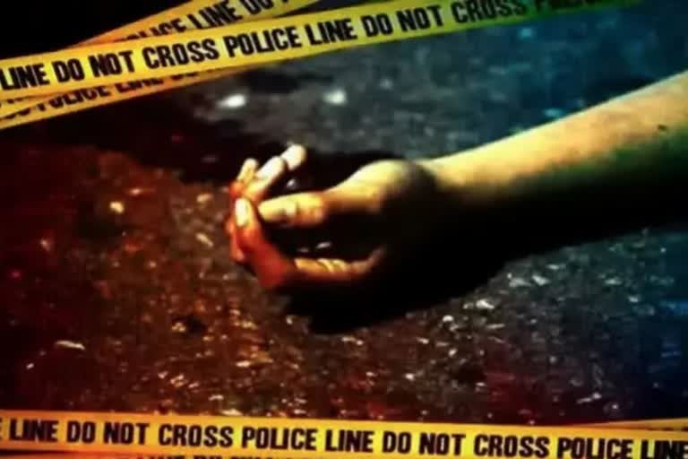 husband kills wife  talking over phone with her friend  talking over phone  committed suicide  husband kills wife and committed suicide  husband kills wife and committed suicide in up  latest murder news in uttarpradesh  latest national news  latest news today  സുഹൃത്തുമായുള്ള ഫോണ്‍ കോളിനെ ചൊല്ലി തര്‍ക്കം  ഭാര്യയെ തലയ്‌ക്കടിച്ച് കൊലപ്പെടുത്തി  ഭര്‍ത്താവ് ആത്മഹത്യ ചെയ്‌തു  ഫോണ്‍ കോളിനെ ചൊല്ലിയുണ്ടായ തര്‍ക്കത്തിനിടയില്‍  കുറച്ച് മാസങ്ങളായി നിരന്തരം കലഹിച്ചിരുന്നു  പുഷ്‌പയുടെ മൃതദേഹം തലയ്‌ക്കടിയേറ്റ നിലയിലും  ഫാനില്‍ കെട്ടിതൂങ്ങിയ നിലയിലുമാണ് കണ്ടെത്തിയത്  ഉത്തര്‍പ്രദേശ് ഏറ്റവും പുതിയ വാര്‍ത്ത  ഇന്നത്തെ പ്രധാന വാര്‍ത്ത  ഏറ്റവും പുതിയ ദേശീയ വാര്‍ത്ത