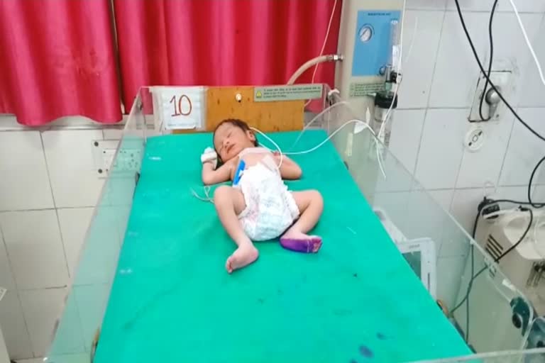 अस्पताल में नवजात शिशु