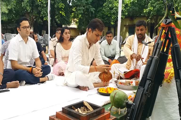 रायपुर पुलिस लाइन में की गई शस्त्र पूजा