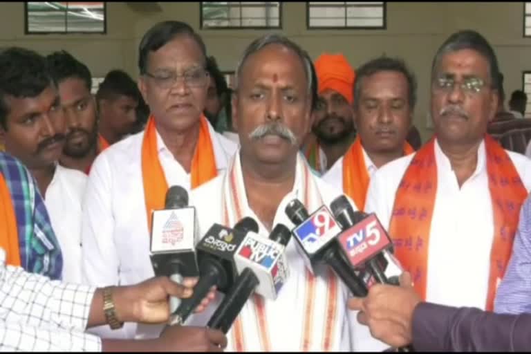 vhp-leader-gopal-nagarkatte-performs-ayudhapooja-at-belagavi