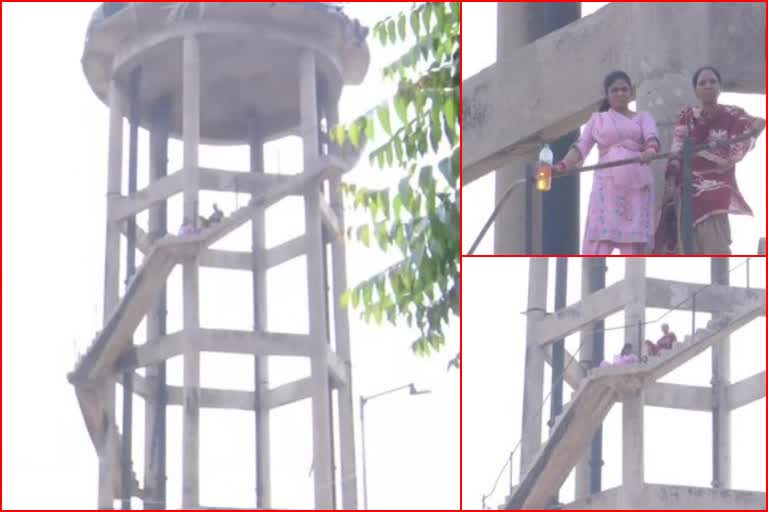 two teachers climb on water tank protesting against Punjab government