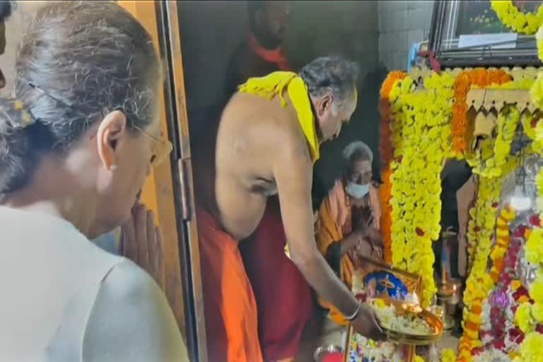 Sonia Gandhi offering Dasara Prayers