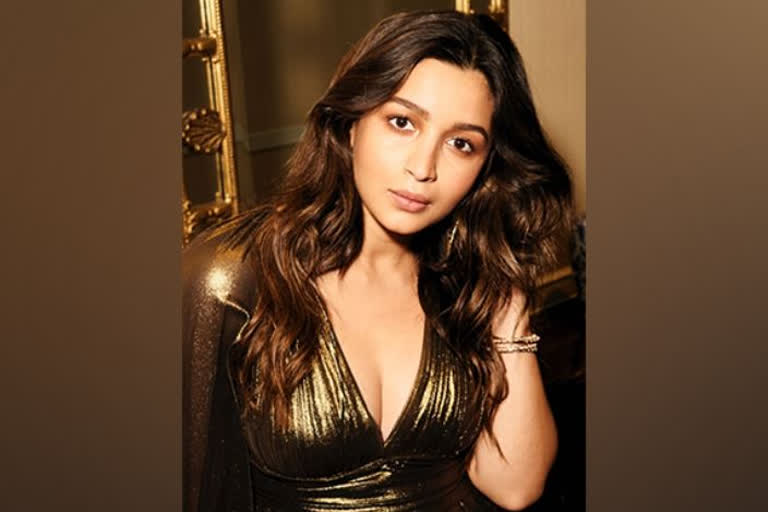 Mom-to-be Alia Bhatt flaunts pregnancy glow in viral baby shower picture