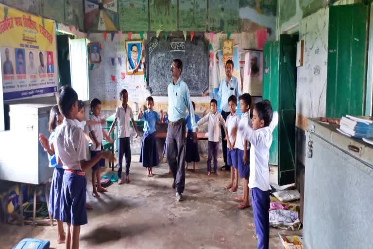 जमुई के सरकारी टीचर का पढ़ाने का स्टाइल लोगों को खूब भा रहा है