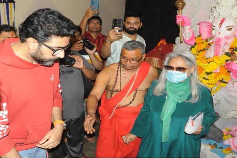 Abhishek Bachchan and Jaya Bachchan visited Kalibari temple