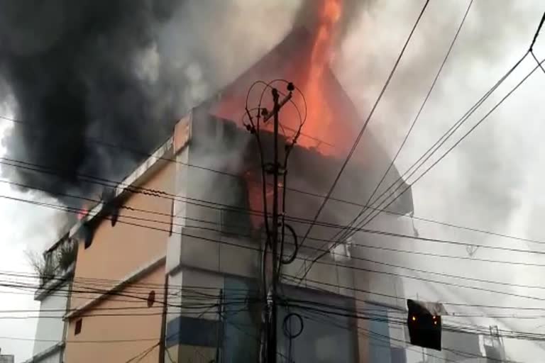 Fire accident  Fire accident in Thrissur  Fire accident in Thrissur Cycle Shop  Thrissur  Cycle Shop  Fire accident in a Three store building  Huge loss  തൃശൂര്‍  മൂന്നുനില കെട്ടിടത്തില്‍ തീപിടുത്തം  തീപിടുത്തം  തീ  ലക്ഷങ്ങളുടെ നാശനഷ്‌ടം  കെഎസ്ആര്‍ടിസി  കെഎസ്ആര്‍ടിസി റോഡിലെ മൂന്നുനില കെട്ടിടത്തില്‍  അഗ്നിരക്ഷാ സേന  ശക്തൻ ബസ് സ്‌റ്റാൻഡിനു  കുന്നംകുളം