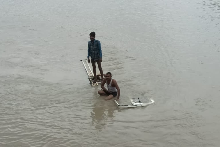 गायब पिक अप वान तिरहुत नहर में मिला