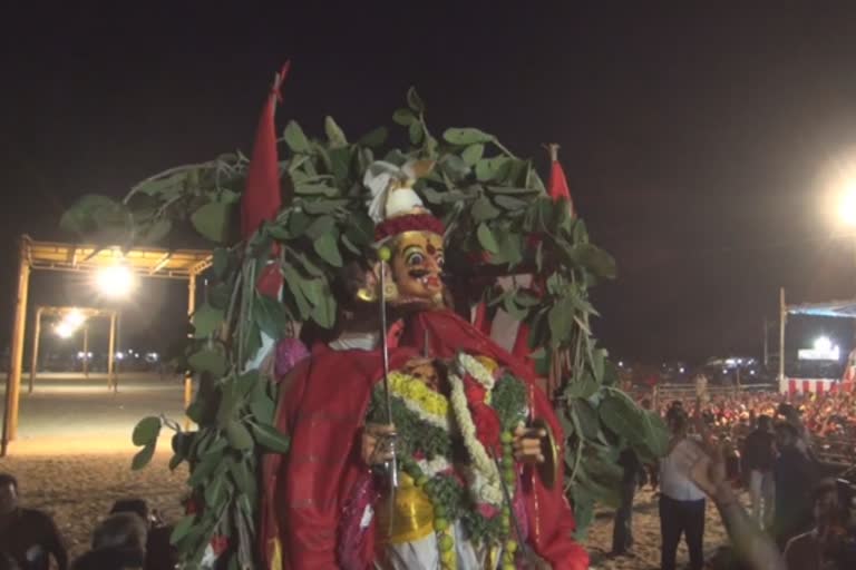 பக்தர்கள் வெள்ளத்தில் நடைபெற்ற குலசை தசரா திருவிழாவின் மகிஷா சூரசம்ஹாரம்