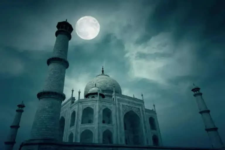 Night view of Taj Mahal