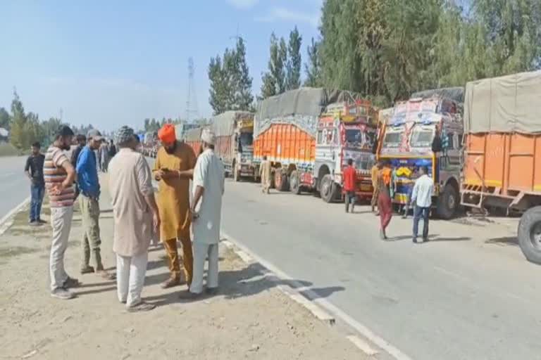 قومی شاہراہ پر ہزاروں مال بردار گاڑیاں درماندہ ہونے سے کروڑوں کے نقصان کا اندیشہ