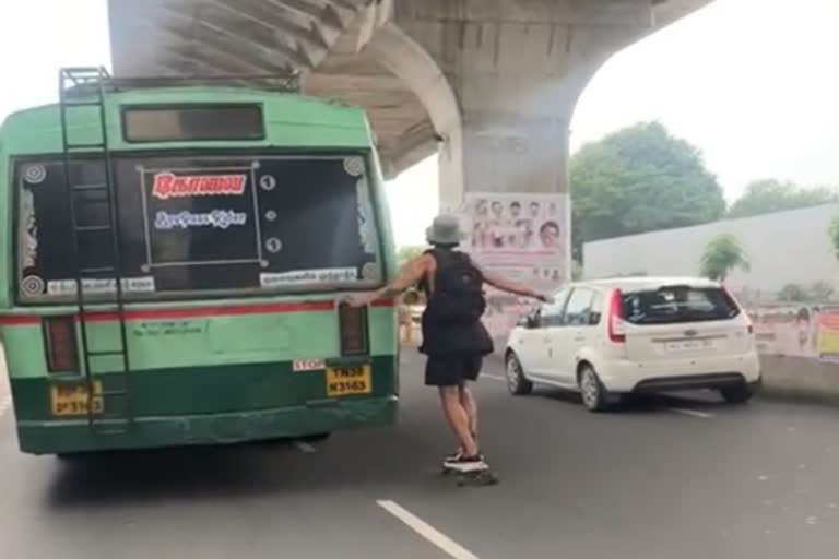 அரசு பேருந்தின் கம்பியை பிடித்தவாறு ஸ்கேட்டிங் செய்த வெளிநாட்டவர்