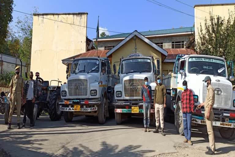 budgam-police-arrests-three-persons-in-case-of-illegal-mining-and-transportation