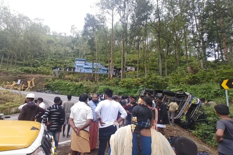 Bus accident  Idukki  Pooppara  Bus overturned accident  ബസ് മറിഞ്ഞ് പത്ത് പേർക്ക് പരിക്ക്  നിയന്ത്രണംവിട്ട ബസ്  പൂപ്പാറ  ഇടുക്കി  ബ്രേക്ക് നഷ്‌ടമായ  നാല് കുട്ടികള്‍ ഉള്‍പ്പടെ പത്ത് പേർക്ക് പരിക്ക്  ടൂറിസറ്റ് ബസ്  തമിഴ്‌നാട്ടിലെ കാരക്കുടി  മെഡിക്കൽ കോളജിലേക്ക്  രാജകുമാരി  ആശുപത്രി