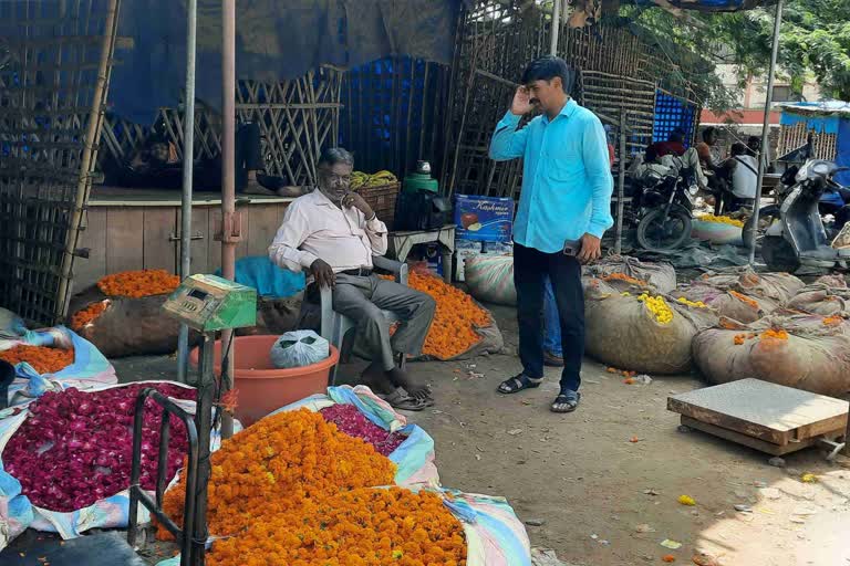 बरसात के कारण फूल व्यापारियों को हुआ नुकसान