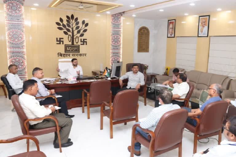 तेजस्वी यादव ने अधिकारियों के साथ की समीक्षा बैठक