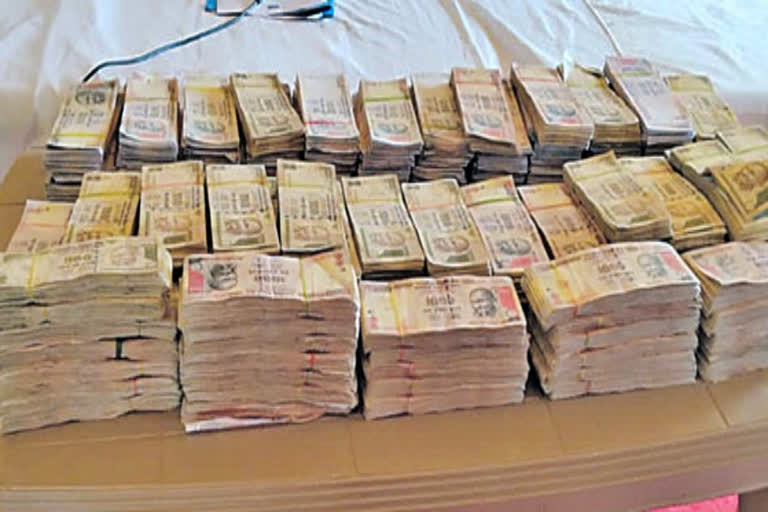 8-member fake currency gang nabbed; notes worth Rs 1.65 crore seized in Telangana's Mulug