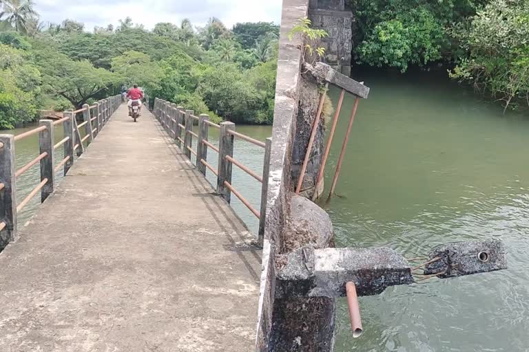 authorities didnt take any action  kannur thalichalam bridge  broken down for last ten years  thalichalam regulator come bridge  thalichalam bridge  bridge broken down for last ten years  latest news in kannur  latest news today  തലിച്ചാലം റഗുലേറ്റർ കം ബ്രിഡ്‌ജ്  പത്തു വർഷത്തോളമായി തകർന്ന്  വയലുകളില്‍ ഉപ്പ് വെള്ളം കയറി കൃശി നശിക്കുന്നു  കണ്ണടച്ച് അധികാരികള്‍  പാൽത്തിരപ്പുഴയിലെ റഗുലേറ്റർ കം ബ്രിഡ്‌ജ്  മൈനർ ഇറിഗേഷന്‍റേതാണ് റഗുലേറ്റർ കം ബ്രിഡ്‌ജ്  പാൽത്തിരപ്പുഴ  കണ്ണൂര്‍ ഏറ്റവും പുതിയ വാര്‍ത്ത  ഇന്നത്തെ പ്രധാന വാര്‍ത്ത