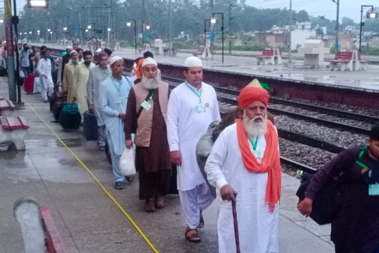 A group of Pakistani pilgrims reached Roorkee to attend the Urs of Dargah Sabir Pak in Piran Kaliyar.