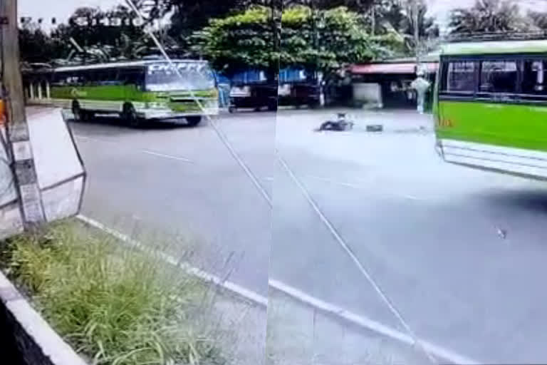 student fell from running bus  student fell from bus  kottayam  student fell from the speeding private bus  സ്വകാര്യ ബസില്‍ നിന്നും വിദ്യാര്‍ഥി തെറിച്ചു വീണു  കോട്ടയം പാക്കിൽ പവർഹൗസ്  കൈനടി  മോട്ടോർ വാഹന വകുപ്പ്