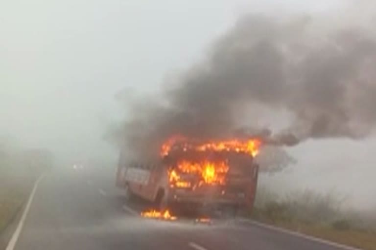 fire-on-a-bus-going-to-vani-in-nashik