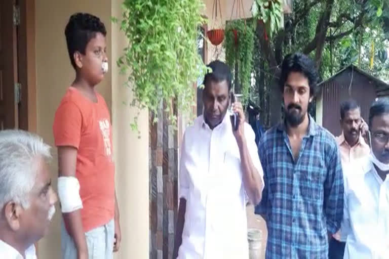 student fell from running bus  police seized the bus  ബസില്‍ നിന്നും വിദ്യാര്‍ഥി തെറിച്ചു വീണ സംഭവം  എട്ടാം ക്ലാസുകാരന്‍ ബസില്‍ നിന്ന് തെറിച്ചു വീണു  പവർഹൗസ് ജംഗ്ഷന്‍  തിരുവഞ്ചൂർ രാധാകൃഷ്‌ണൻ എംഎൽഎ  പൊലീസ്  ചിങ്ങവനം പൊലീസ്