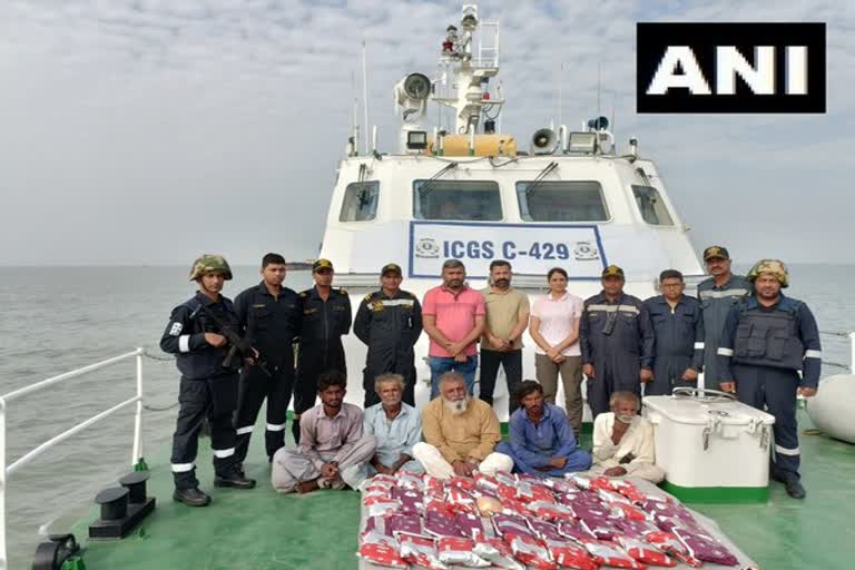 heroin seized from pakistan boat in gujarat  heroin seized  heroin seized from pakistan boat  heroin seized in gujarat  ഗുജറാത്ത് തീരത്ത് ലഹരിമരുന്ന് വേട്ട  മയക്കുമരുന്ന് വേട്ട  ഹെറോയിൻ പിടികൂടി  ഗുജറാത്ത് തീവ്രവാദ വിരുദ്ധ സ്ക്വാഡ്  കോസ്റ്റ് ഗാർഡ്  Gujarat Anti Terrorist Squad  Indian Coast Guard  ലഹരിമരുന്ന് വേട്ട