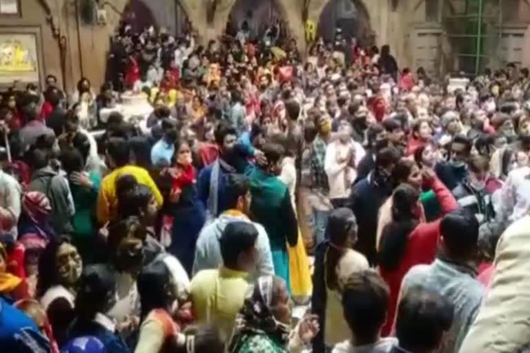 बांके बिहारी मंदिर में भीड़ का दबाव