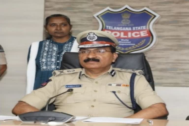 Maoist leader usha rani  usha rani surrenders before Telangana DGP  Top woman Maoist leader  Maoist party  national latest news  malayalam news  usha rani  മാവോയിസ്‌റ്റ് നേതാവ് ആളൂരി ഉഷ റാണി  ആയുധം വച്ച് കീഴടങ്ങി  ദേശീയ വാർത്തകൾ  മലയാളം വാർത്തകൾ  മാവോയിസ്‌റ്റ് നേതാവ്  ഉഷ റാണി തെലങ്കാന പൊലീസിന് മുന്നിൽ കീഴടങ്ങി  മാവോയിസ്‌റ്റ് വനിത നേതാവ്  ഉഷ റാണി