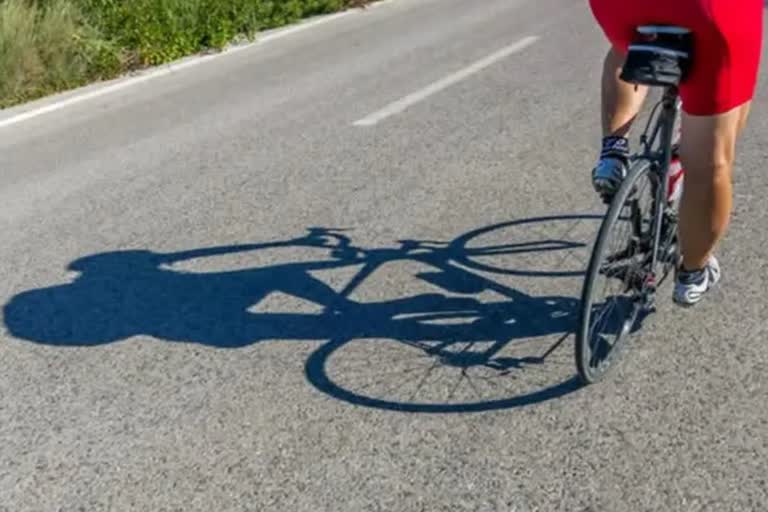 Punjab boy cycles to Delhi to meet YouTuber  boy cycles to Delhi to meet favourite youtuber  Punjab boy cycles to Delhi  യൂട്യൂബറെ കാണാൻ പട്യാലയിൽ നിന്ന് ഡൽഹിയിലേക്ക്  യൂട്യൂബർ സൈക്കിൾ യാത്ര  സൈക്കിൾ യാത്ര യൂട്യൂബറെ കാണാൻ  യൂട്യൂബറെ കാണാൻ സൈക്കിൾ യാത്ര  സൈക്കിൾ യാത്ര ചെയ്‌ത് 13കാരൻ  ട്രിഗര്‍ഡ് ഇന്‍സാന്‍  ട്രിഗര്‍ഡ് ഇന്‍സാന്‍ നിശ്ചയ് മല്‍ഹാൻ  പഞ്ചാബിലെ പട്യാല  പട്യാല പൊലീസ്  ഡൽഹി പൊലീസ്  ഡൽഹി പഞ്ചാബ് സൈക്കിൾ യാത്ര  13കാരൻ സൈക്കിൾ യാത്ര