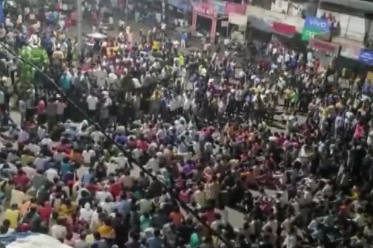 huge-protest-against-attack-on-congress-mla-gujurat