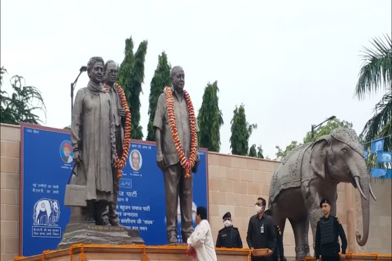 कांशीराम की प्रतिमा पर मायावती ने किया माल्यार्पण.