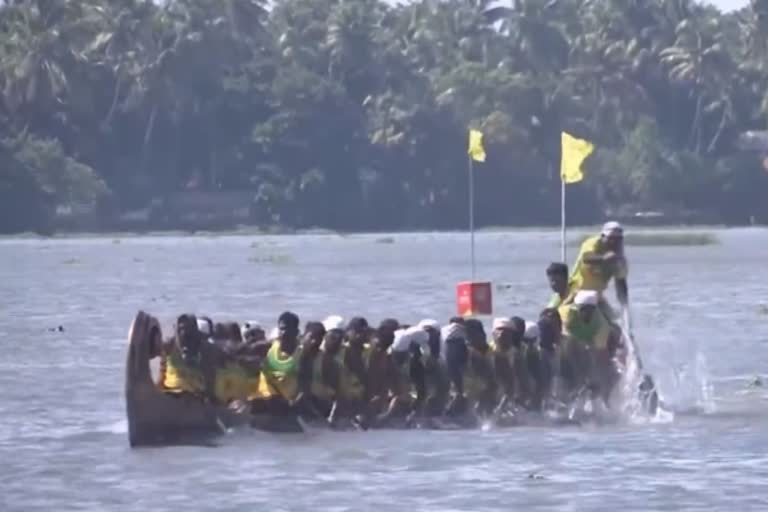 கேரளாவில் பாரம்பரிய படகுப்போட்டி: சீறிப்பாய்ந்த 9 படகுகள்