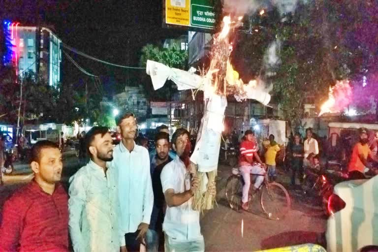 छात्र जनशक्ति परिषद ने RJD नेता श्याम रजक का फूंका पुतला