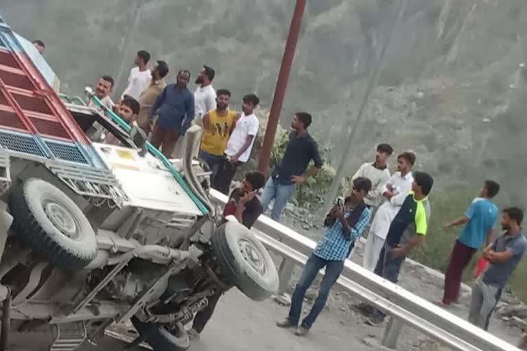 1 dead, 6 injured in Chanderkote accident