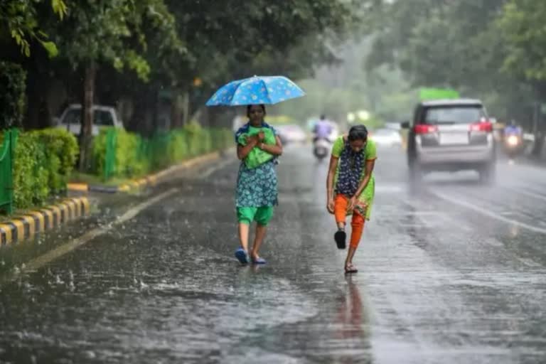 weather update kerala  rain updates  heavy rain in kerala  kerala rain updates  ഇടുക്കി  വയനാട്  യെല്ലോ അലർട്ട്  ഇന്ന് യെല്ലോ അലർട്ട്  മലയോര മേഖല മഴ മുന്നറിയിപ്പ്  മഴയ്ക്ക് സാധ്യത  ഒറ്റപ്പെട്ടയിടങ്ങളിൽ മഴയ്ക്ക് സാധ്യത  സംസ്ഥാനത്ത് മഴ മുന്നറിയിപ്പ്  ശക്തമായ മഴയ്‌ക്ക് സാധ്യത  ചക്രവാതച്ചുഴി  ചക്രവാതച്ചുഴി ബംഗാൾ ഉൾക്കടൽ