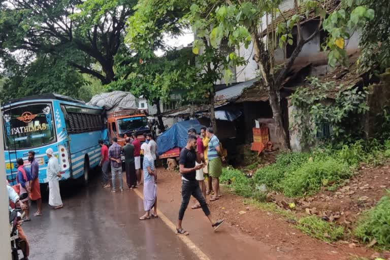 bus accident in Kozhikode Kundhamangalam  kozhikode bus accident  kundhamangalam bus accident  bus accident  കോഴിക്കോട് ബസ് ആക്‌സിഡന്‍റ്  ബസ് അപകടം കോഴിക്കോട്  കുന്ദബംഗലം ബസ് അപകടം  നിർത്തിയിട്ട ലോറിയിൽ ബസ് ഇടിച്ചു  ബസ് അപകടം 20 പേർക്ക് പരിക്ക്  ബസ് ലോറിയിൽ ഇടിച്ചു  കുന്ദമംഗലം ചൂലാം വയൽ ബസ് അപകടം  നിയന്ത്രണം വിട്ട ബസ് ഇടിച്ചു  അപകടം  വാഹനാപകടം കോഴിക്കോട്  കോഴിക്കോട് ഫാത്തിമാസ് ബസ്  അപകടകാരണം