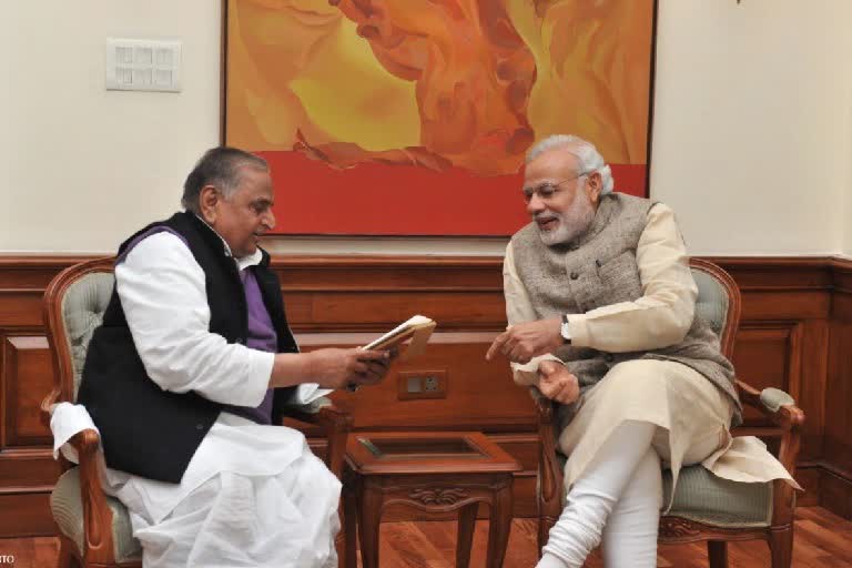 PM Narendra Modi pays homage to Mulayam Singh Yadav