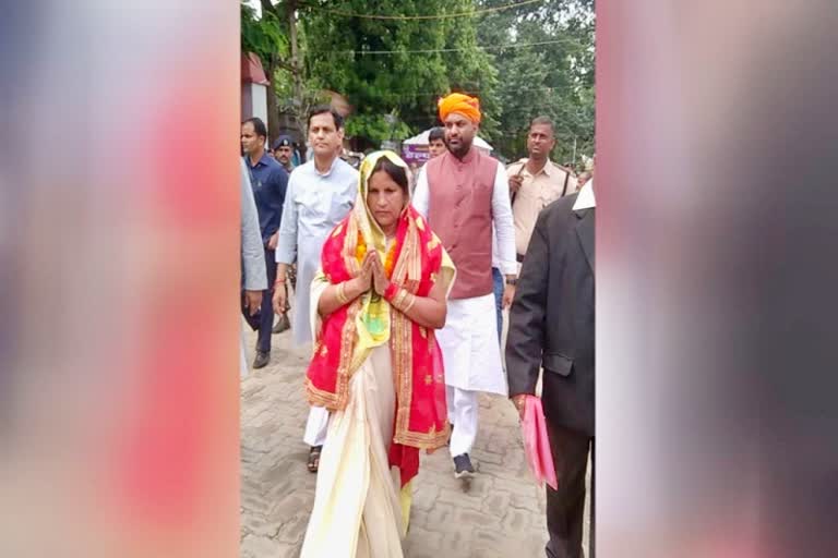 गोपालगंज सीट से BJP प्रत्याशी कुसुम देवी ने किया नामांकन