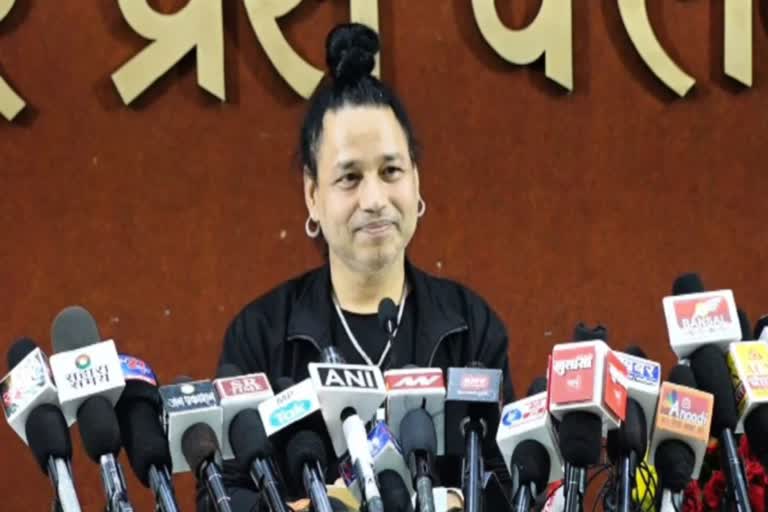 Kailash Kher reached Indore