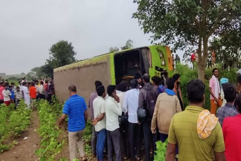 Bus going from Laxmeshwar to Hubli overturns