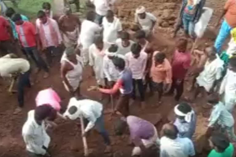 Earthen mound collapse kills six, rescue operation on