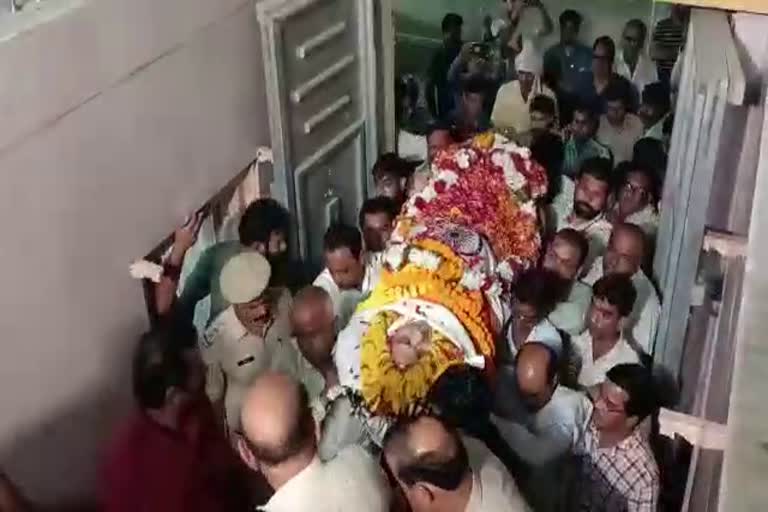 CM and former CM reached for last rites