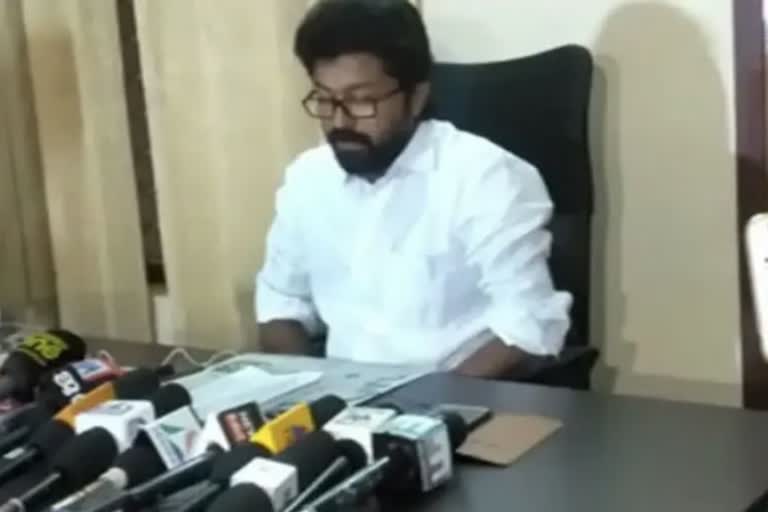 MLA  Eldose Kunnapally  Eldose Kunnapally Attacked allegation  Eldose Kunnappally attacked in car  woman attend before police station on complaint  യാത്രക്കിടെ തന്നെ കാറില്‍ വച്ച് മര്‍ദിച്ചു  എല്‍ദോസ് കുന്നപ്പള്ളി  യുവതി സ്‌റ്റേഷനില്‍ ഹാജരായി  പെരുമ്പാവൂര്‍ എംഎല്‍എ  പെരുമ്പാവൂര്‍  എംഎല്‍എ  എംഎല്‍എ  പൊലീസ് കമ്മീഷണര്‍  പൊലീസ്