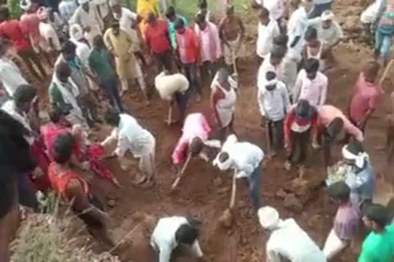 Karauli latest news  Earthen Mound Collapsed  Rajasthan  Mound Collapsed and six died in Rajasthan  Earthen mound collapsed in Rajasthan karauli  karauli  trapped under rubble  കുന്നിടിഞ്ഞ് വീണ് ആറ് മരണം  നിരവധിയാളുകള്‍ മണ്ണിനടിയില്‍  രാജസ്ഥാനിലെ കരൗലി  കരൗലി  രാജസ്ഥാന്‍  മെൻഡ്‌പുര  ജില്ലാ കലക്‌ടർ  പൊലീസ്