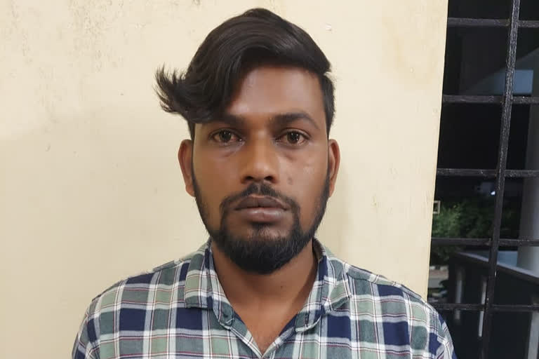 man stabbed his friend  man stabbed his friend in Shivamogga  Birthday party in Shivamogga  ಬರ್ತ್​ಡೇ ಪಾರ್ಟಿಗೆ ಬಂದು ಸ್ನೇಹಿತನಿಗೆ ಚಾಕು ಇರಿದ ಭೂಪ  ರೌಡಿಶೀಟರ್​ಗಳ ಮಧ್ಯೆ ವೈಮನಸ್ಸು  ಮತ್ತೆ ಚಾಕು ಇರಿತ ಪ್ರಕರಣ ಬೆಳಕಿಗೆ  ರೌಡಿಶೀಟರ್​ ತನ್ನ ಸ್ನೇಹಿತನಿಗೆ ಚಾಕು ಇರಿದ