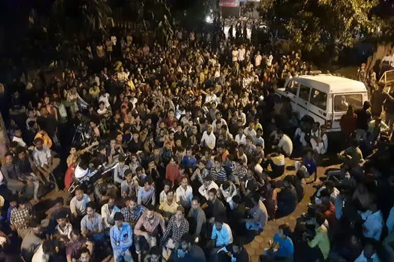 KHANDWA MUSLIM MEN SIR TAN SE JUDA SLOGANS ON EID MILAD UN NABI MUSLIM WOMEN AND YOUTHS PROTEST IN POLICE STATION GHERAO