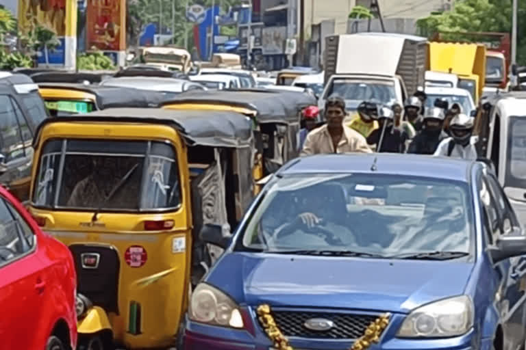 சென்னை ஆலந்தூர் ஜிஎஸ்டி சாலையில் சுமார் ஒரு மணி நேரத்திற்கும் மேலாக போக்குவரத்து நெரிசல்