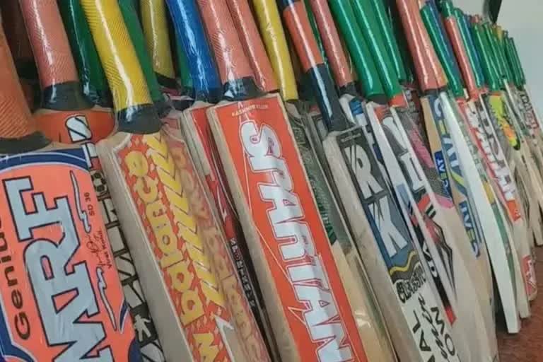 cricket bat makers  Fewer Willows worry Kashmirs cricket bat makers  കശ്‌മീർ ക്രിക്കറ്റ് ബാറ്റ് നിർമ്മാണം  വില്ലോ മരങ്ങൾ  കശ്‌മീരിലെ ബാറ്റ് നിർമ്മാണം പ്രതിസന്ധിയിൽ  കശ്‌മീരിലെ ബാറ്റ് വ്യവസായം  cricket bat industry in kashmir  Kashmir made cricket bats  വില്ലോ മരങ്ങളുടെ അഭാവം  ജമ്മുകശ്‌മീർ  കാശ്‌മീരിൽ ബാറ്റ് നിർമ്മാണം  Cricket Bat making in Kashmir