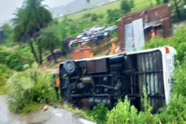 Tourist bus of Rajasthan overturns in Giridih, tourist bus overturns